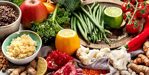 Ausgebreitetes Obst und Gemüse für eine abwechslungsreiche Ernährung gegen Pickel
